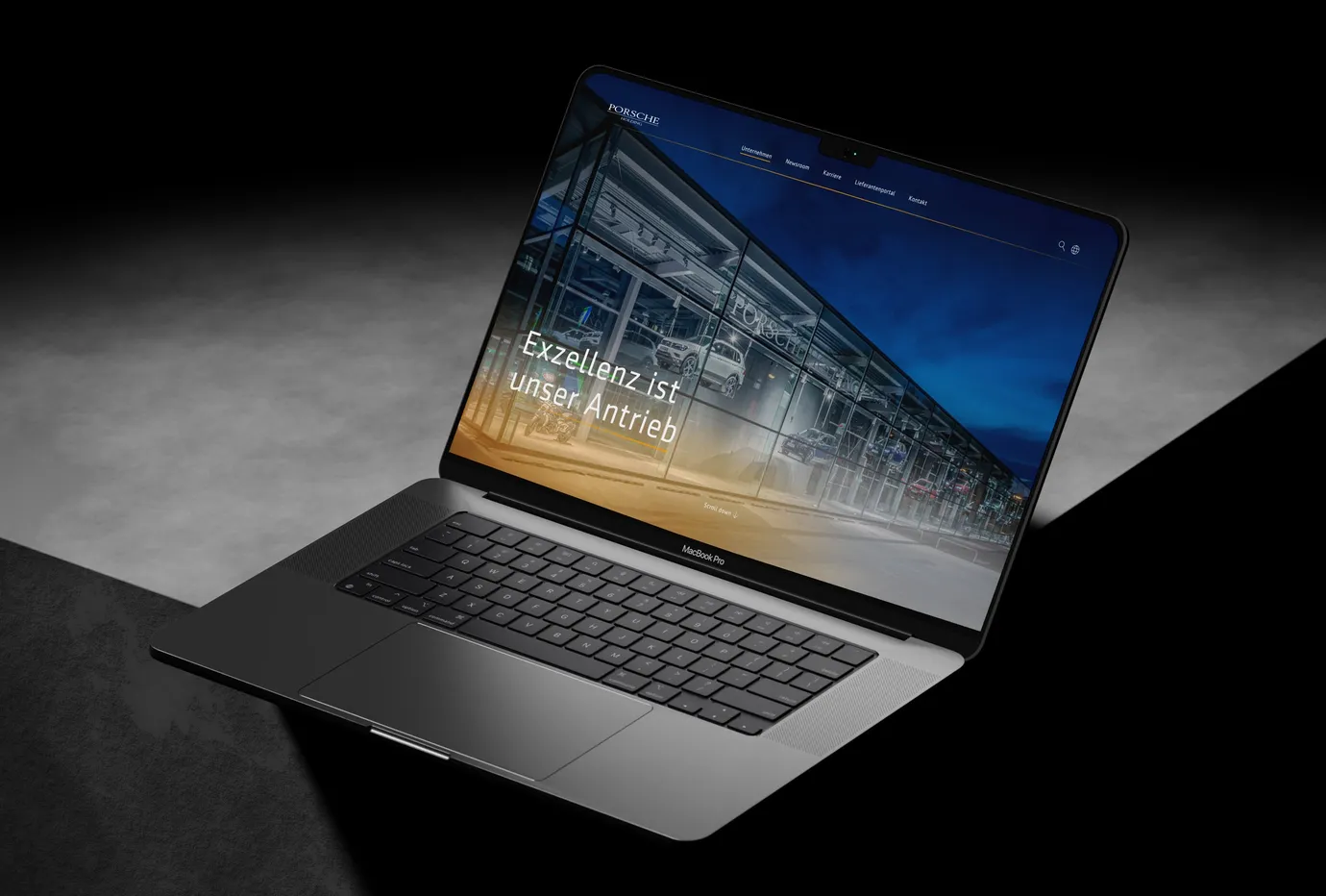 Laptop mit der Porsche-Holding-Website auf dem Bildschirm.