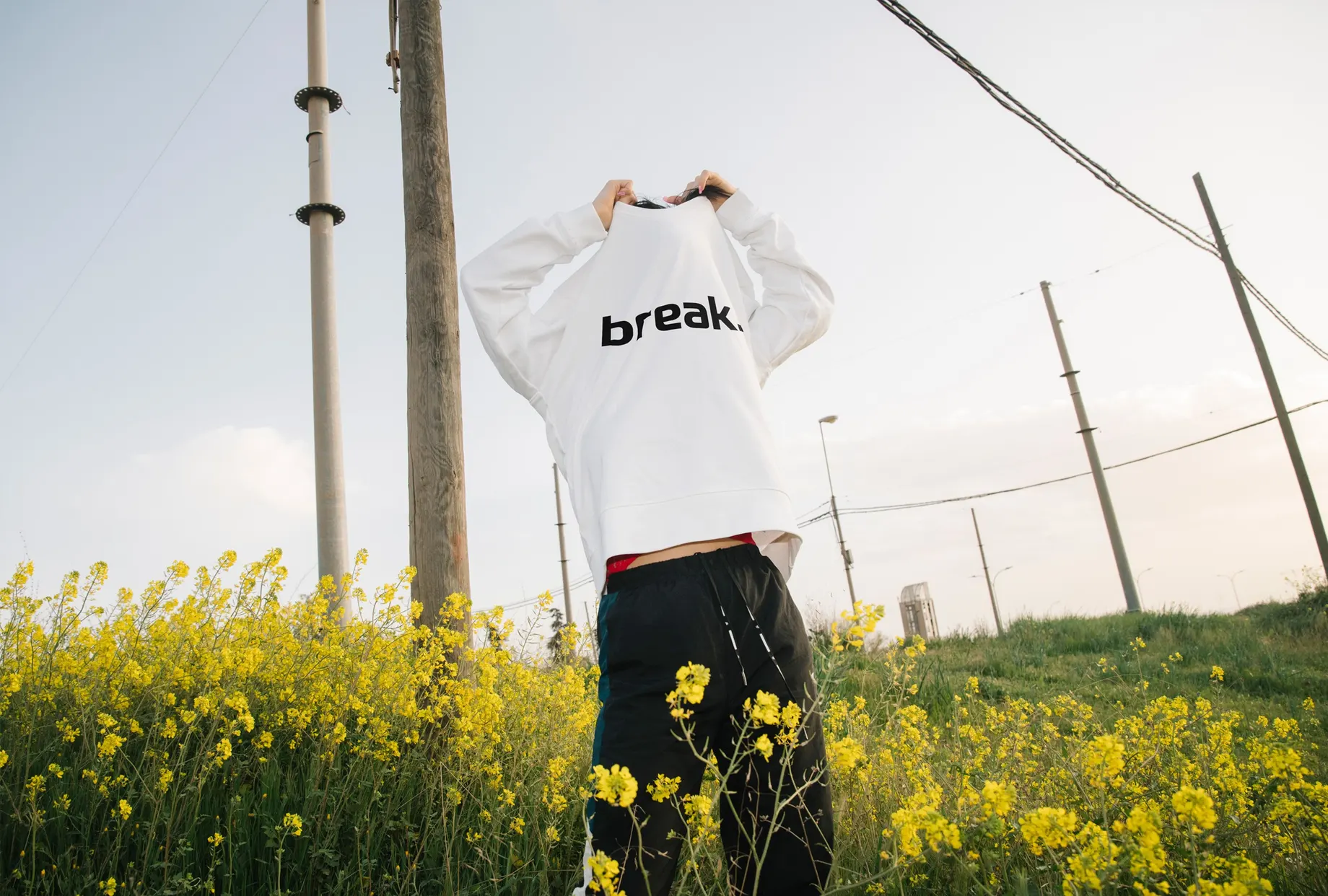 Fotografie eines T-Shirts, das mit Break Media Branding-Elementen gestaltet wurde.