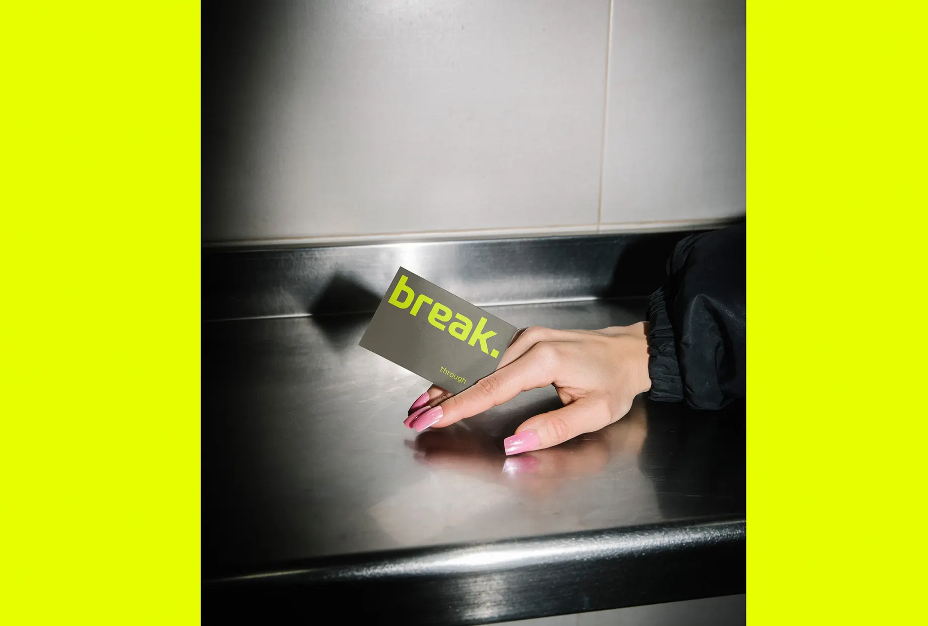 Fotografie eines physischen Raums, der mit Break Media Branding-Elementen gestaltet wurde, wie z.B. Wandgrafiken oder Beschilderungen.