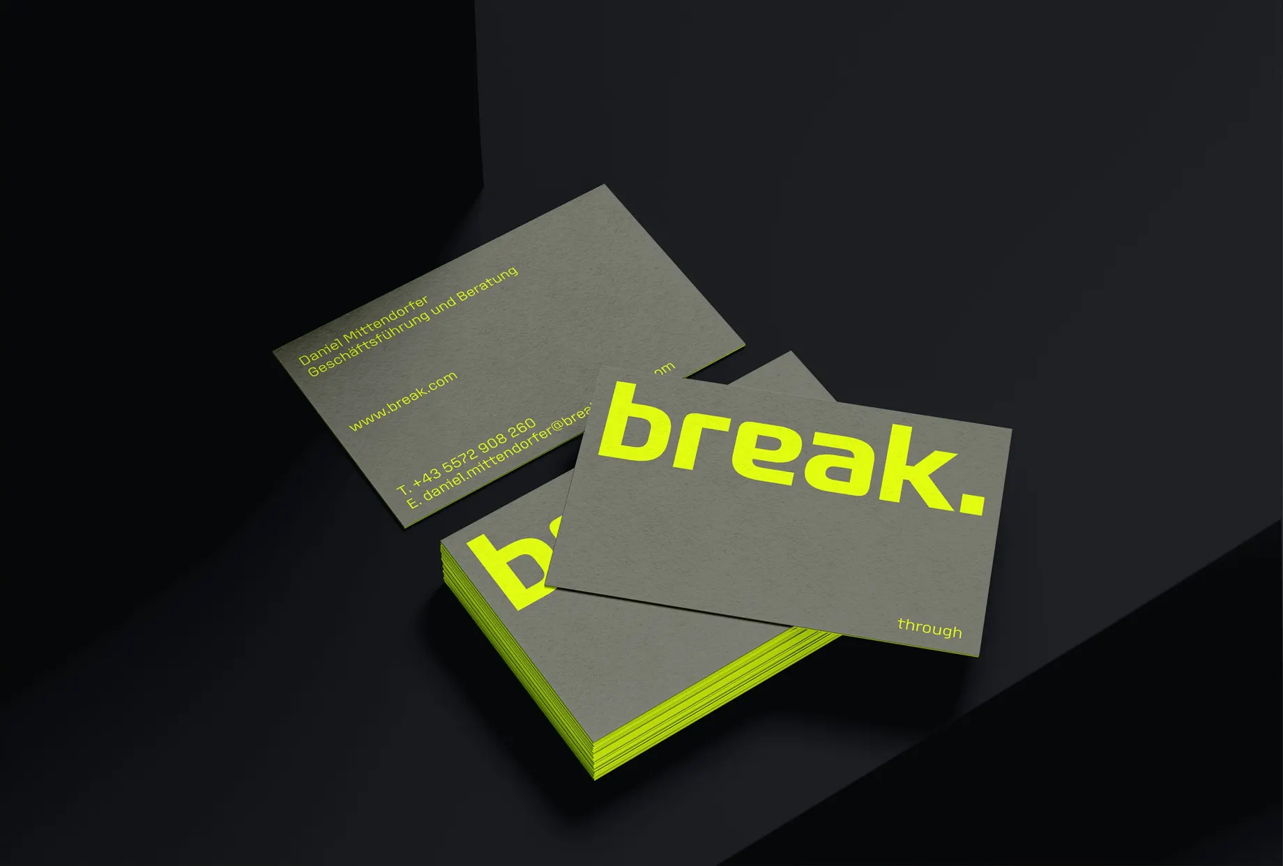 Fotografie eines physischen Raums, der mit Break Media Branding-Elementen gestaltet wurde, wie z.B. Wandgrafiken oder Beschilderungen.