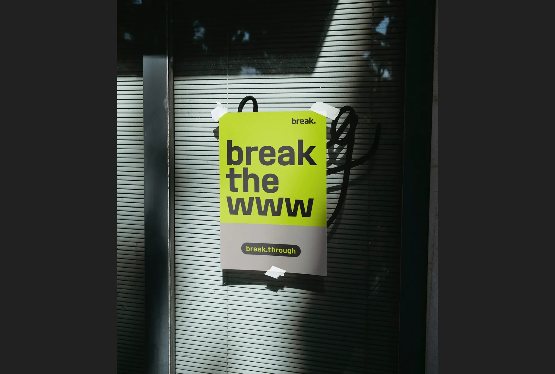 Fotografie eines physischen Raums, der mit Break Media Branding-Elementen gestaltet wurde, wie z.B. Wandgrafiken oder Beschilderungen.
