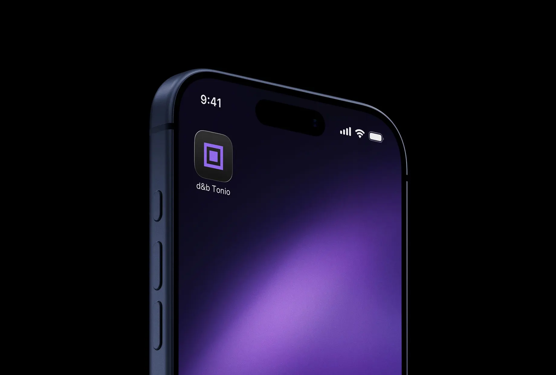 Oberer Rand eines Smartphones vor schwarzem Grund. Auf dem violetten Startbildschirm liegt das App-Symbol „d&b Tonio“ mit einem quadratischen Rahmen als Zeichen.