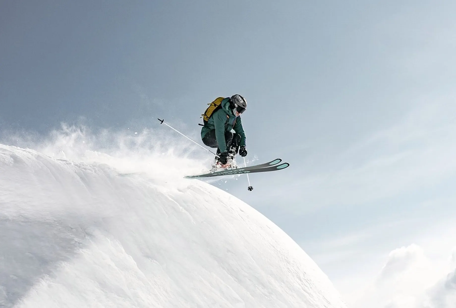 Ein Skifahrer in voller Fahrt auf einem verschneiten Berghang, dynamisch in Szene gesetzt mit Kästle Skiern, die für Präzision und Performance stehen.
