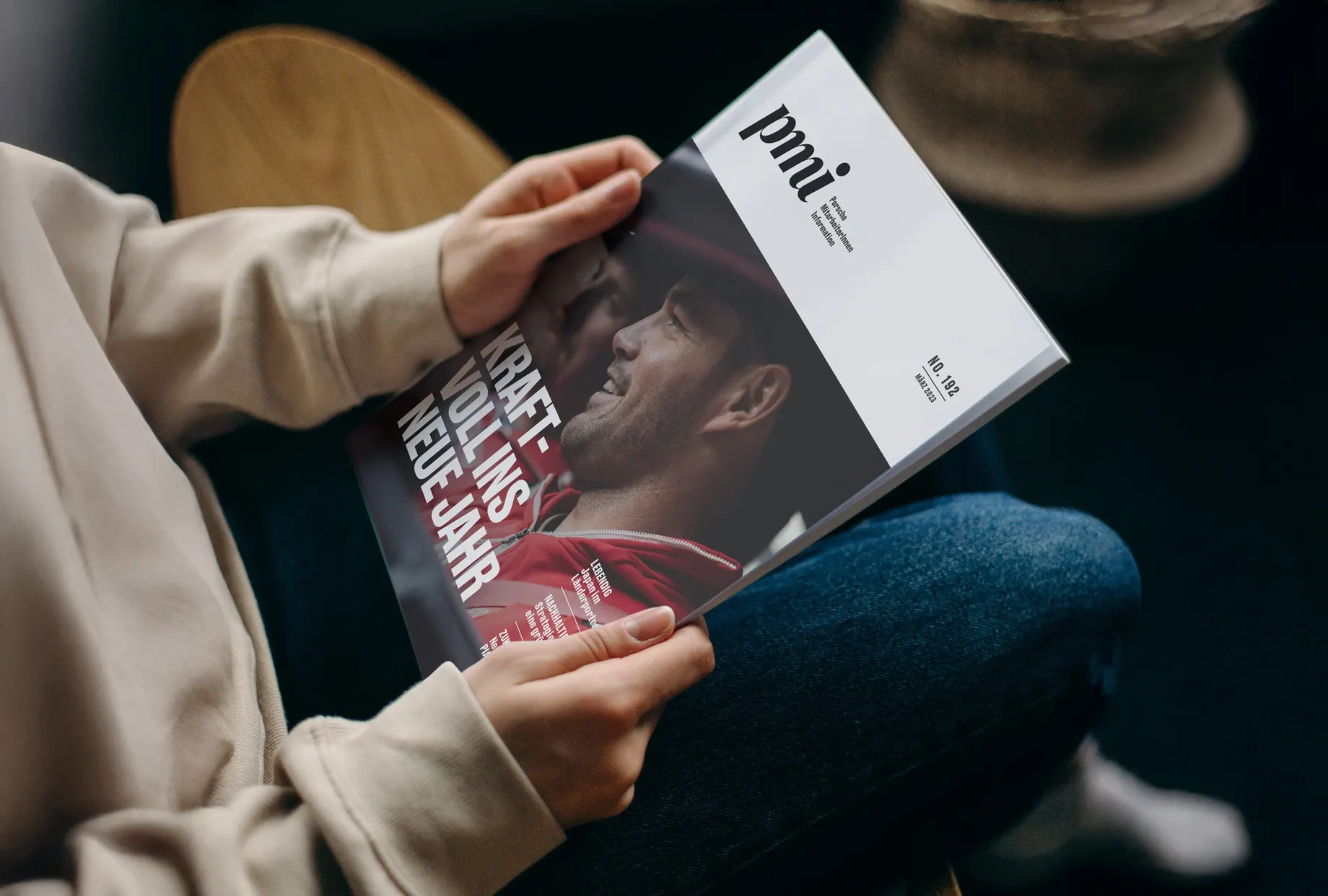 Titelblatt des neu gestalteten Porsche Mitarbeiter-Magazins mit hochwertiger Optik und frischer Typografie.