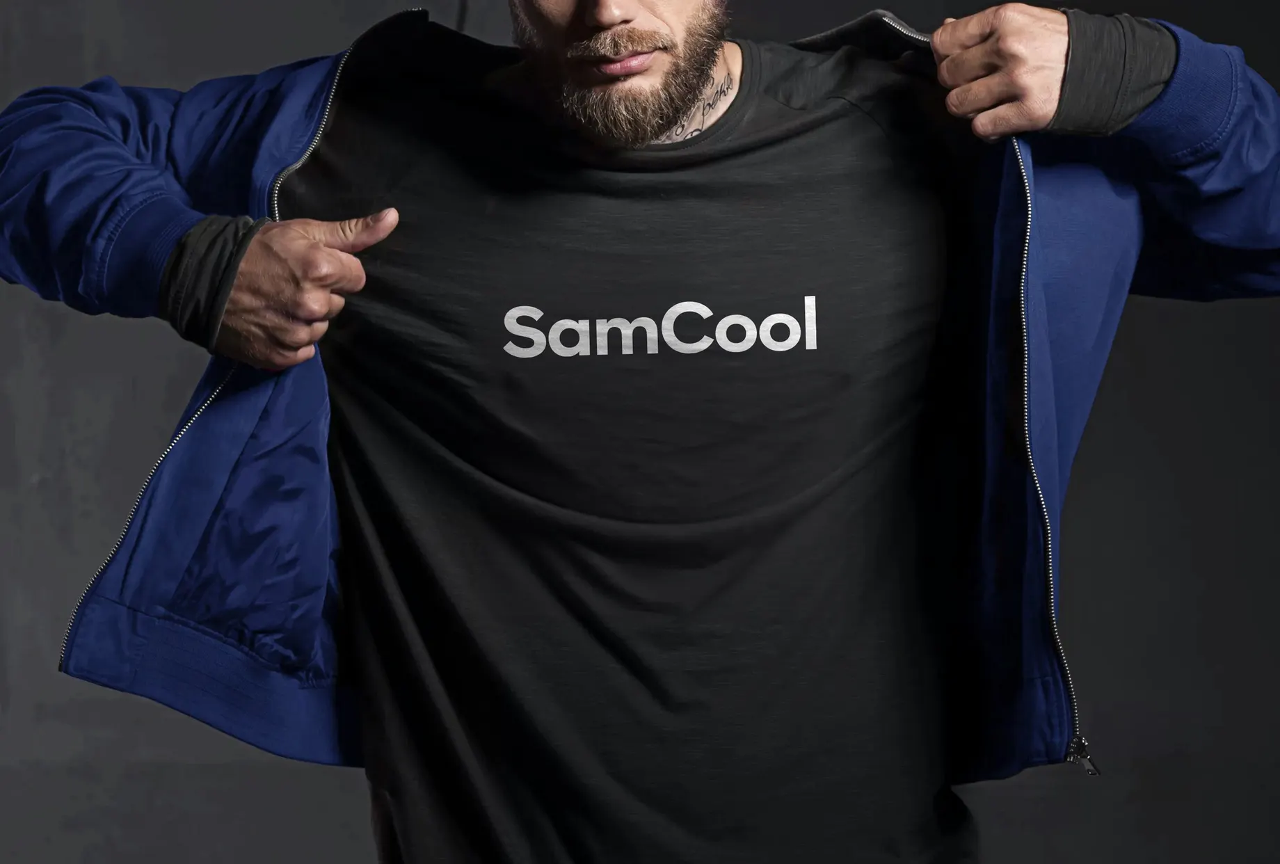 Person öffnet eine blaue Jacke und zieht ein schwarzes T-Shirt mit dem SamCool-Schriftzug straff.