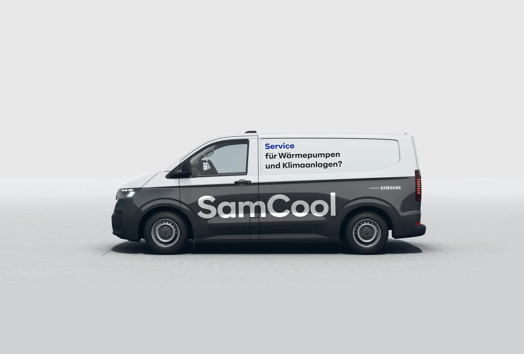 Seitenansicht eines Transporters in Weiss und Dunkelgrau mit dem SamCool-Schriftzug auf der Flanke und der Zeile „Service für Wärmepumpen und Klimaanlagen?“.