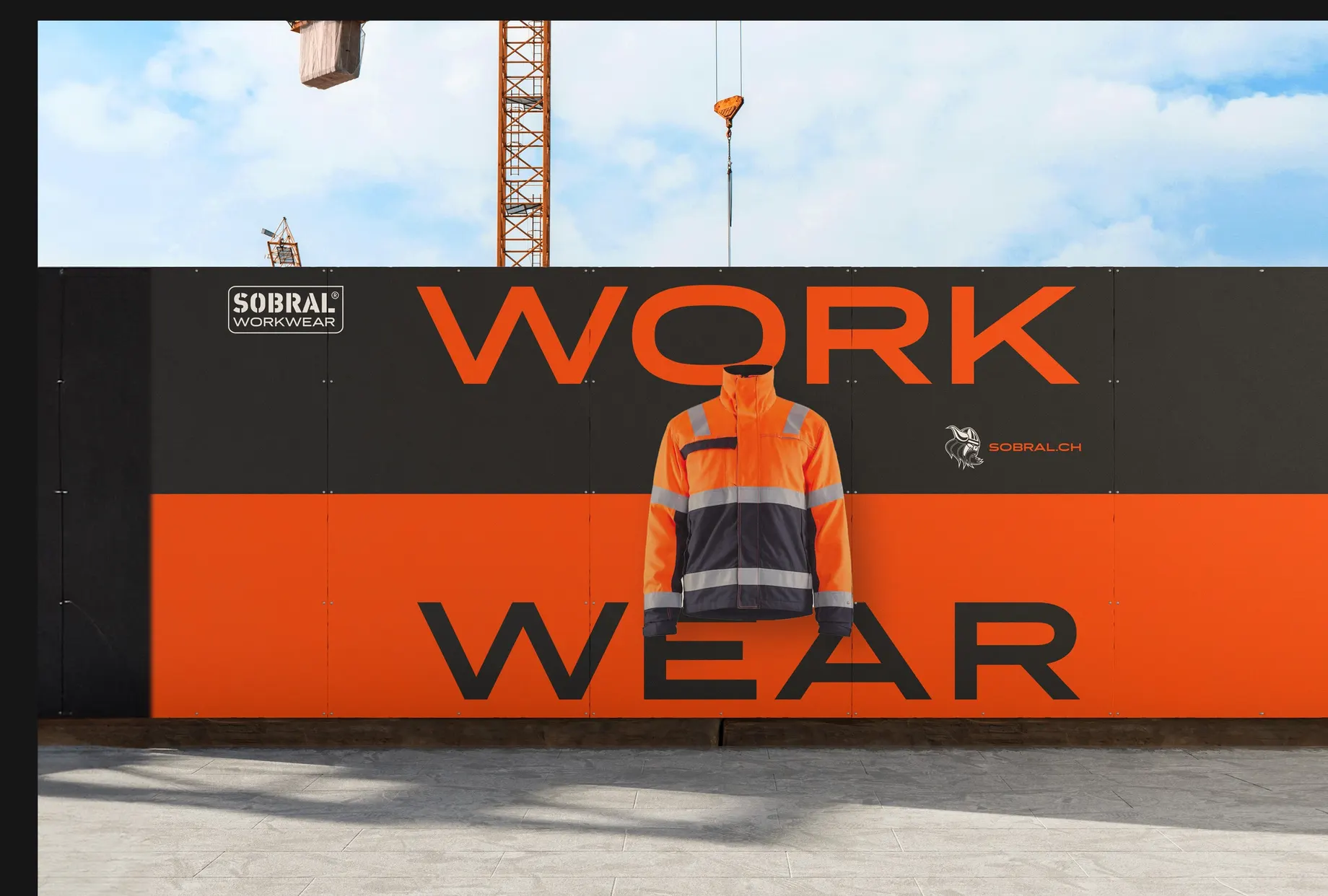 Grossflächige Bauzaunwerbung in Schwarz und Orange mit den Worten „Work“ und „Wear“. In der Mitte eine orange Warnschutzjacke, dahinter Baukräne vor blauem Himmel.