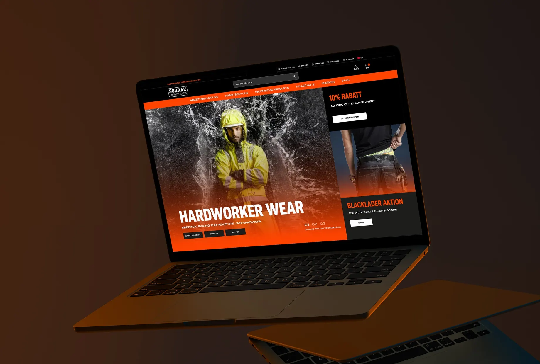 Laptop mit dem Sobral-Onlineshop: Startseite mit dem Motiv „Hardworker Wear“ und einem Rabatthinweis.