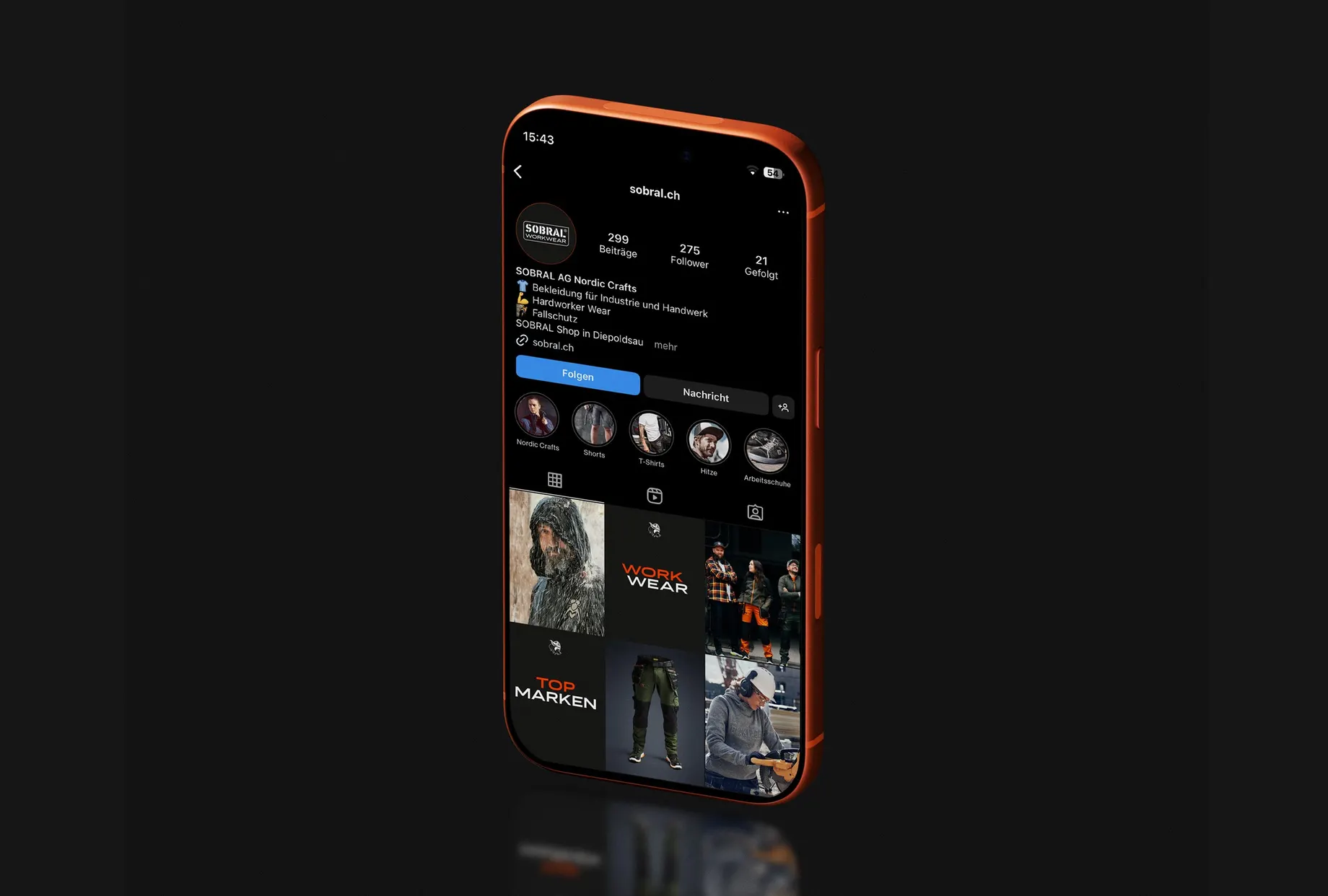 Smartphone mit dem Sobral-Instagram-Profil und Beitragsraster.