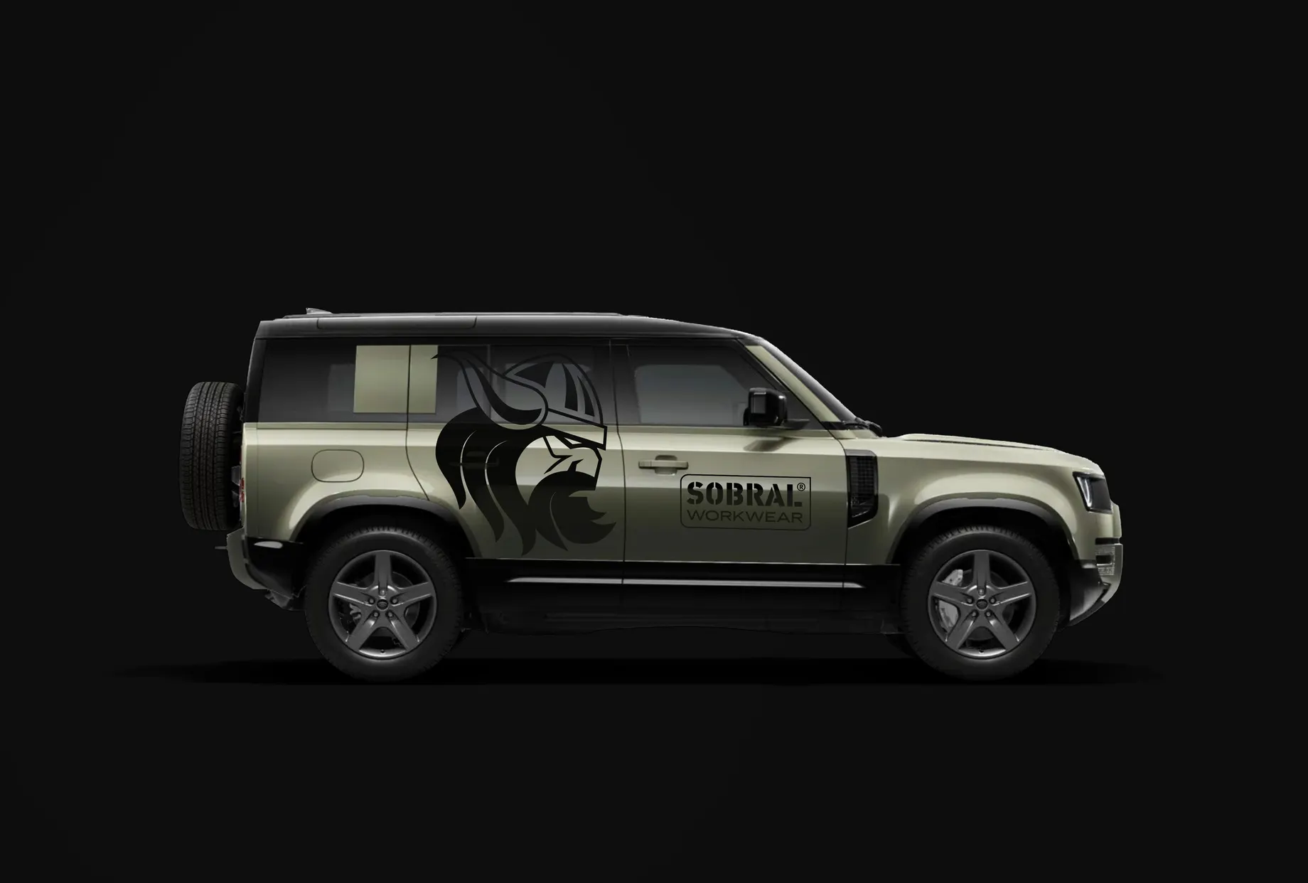 Geländewagen mit Sobral-Beschriftung und Wappen auf der Fahrertür.