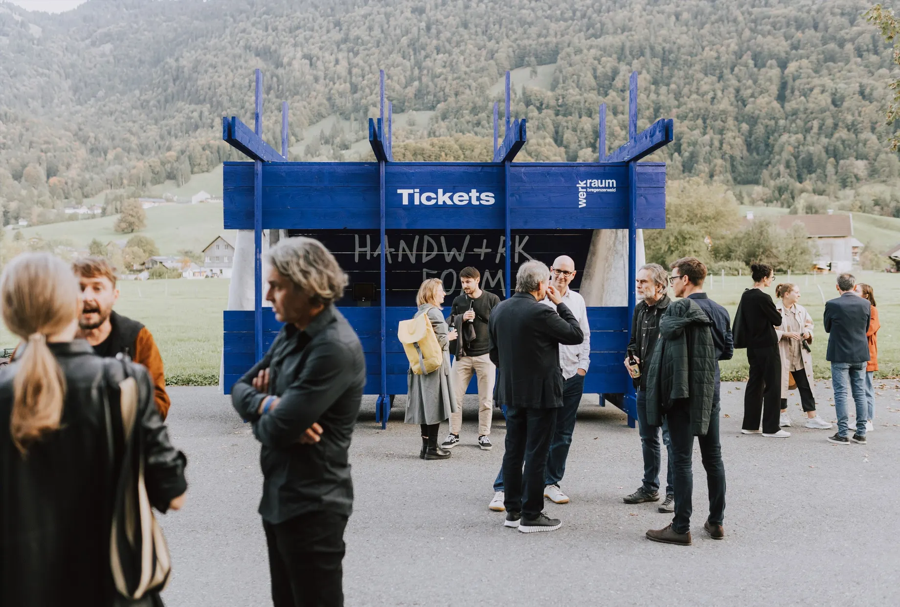 Außenansicht der Ausstellung mit klarer und ansprechender Beschriftung für die Veranstaltung Handwerk+Form 2023.