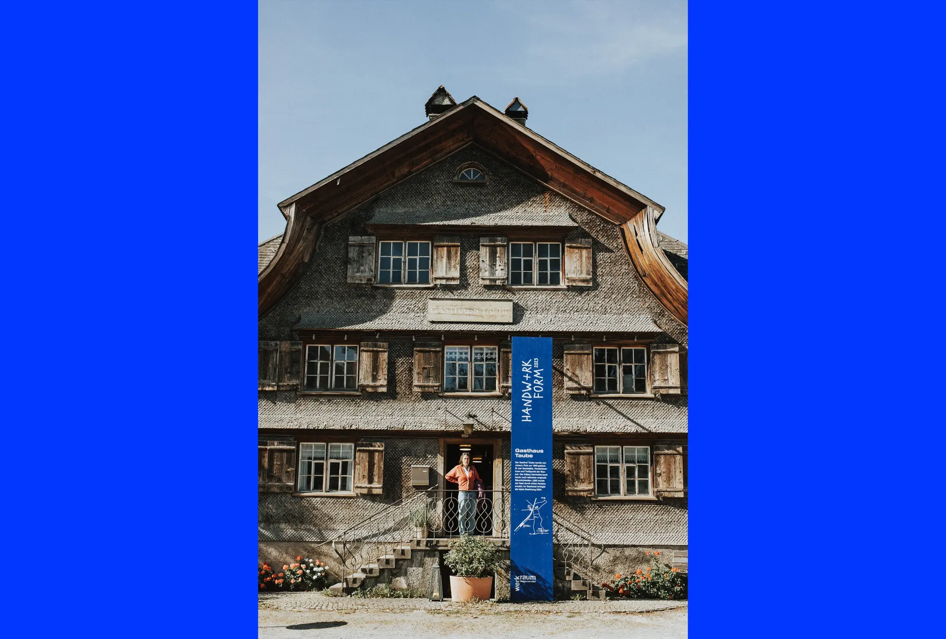 Außenansicht der Ausstellung mit klarer und ansprechender Beschriftung für die Veranstaltung Handwerk+Form 2023.