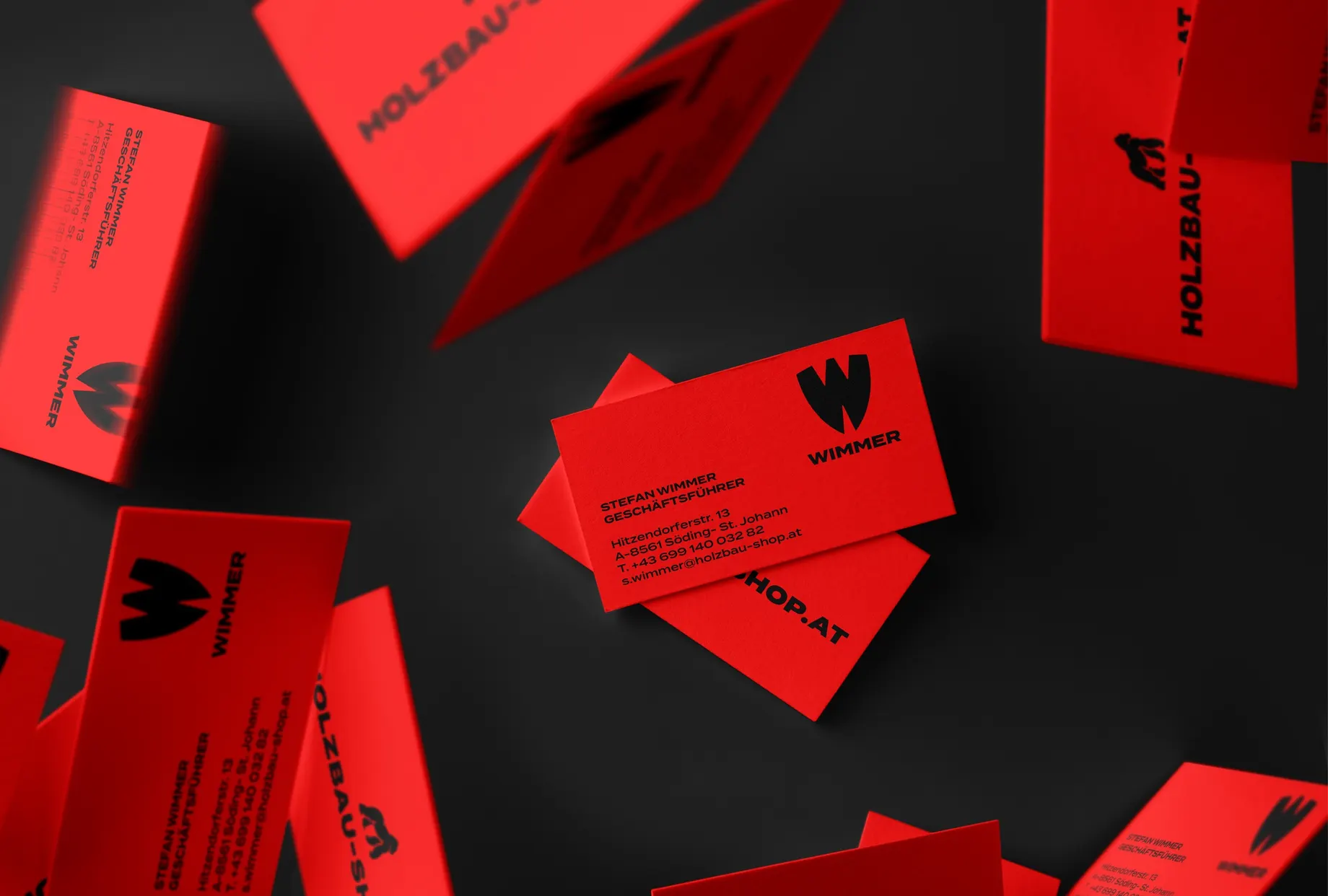 Anwendung des neuen Brand Designs auf Visitenkarten, Briefpapier und Werbematerialien für den Wimmer Holzbau-Shop.